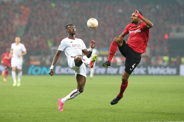 18.05.2023, Fussball UEFA Europa League 2022 2023, Halbfinale, Bayer 04 Leverkusen - AS Roma, in der BayArena Leverkusen (L-R) Tammy Abraham (AS Rom) gegen Jonathan Tah (Bayer Leverkusen)