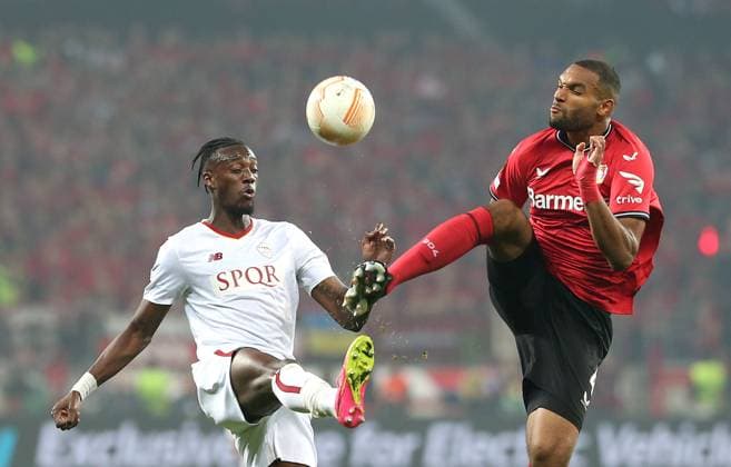18.05.2023, Fussball UEFA Europa League 2022 2023, Halbfinale, Bayer 04 Leverkusen - AS Roma, in der BayArena Leverkusen (L-R) Tammy Abraham (AS Rom) gegen Jonathan Tah (Bayer Leverkusen)