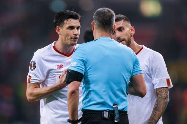 18.05.2023, Fussball, Saison 2022 2023, UEFA Europa League, Halbfinale, UEL, Bayer 04 Leverkusen - AS Rom, v. l. Roger Ibanez (AS Rom), Schiedsrichter Slavko Vincic (SVN), Lorenzo Pellegrini (AS Rom), Leverkusen BayArena NRW Deutschland xRHR-FOTO DEx Copyright: RHR-FOTO DennisxEwertx RHR-FOTO DE