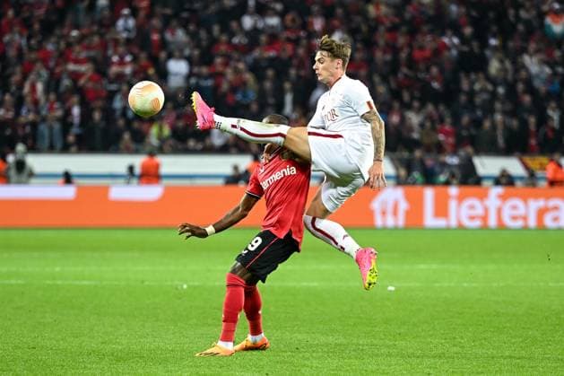 GER, Europa League, Halbfinale, Bayer 04 Leverkusen - AS Rom 18.05.2023, BayArena , Leverkusen , GER, Europa League, Halbfinale, Bayer 04 Leverkusen - AS Rom im Bild picture shows Moussa Diaby (Bayer Leverkusen 19) (l) und Nicola Zalewski (AS Rom 59) (r) kämpfen um den Ball.