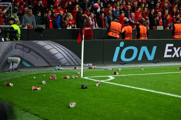 GER, Europa League, Halbfinale, Bayer 04 Leverkusen - AS Rom 18.05.2023, BayArena , Leverkusen , GER, Europa League, Halbfinale, Bayer 04 Leverkusen - AS Rom im Bild picture shows Bierbecher an der Eckfahne.