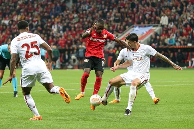 Germany, Leverkusen, 18.05.2023, BayArena, Bayer 04 Leverkusen - AS Rom - Uefa Europa Leaque, Moussa Diaby (Bayer 04 (Bayer 04 Leverkusen) und Roger Ibanez (AS Rom) battle for the ball Leverkusen BayArena North Rhine-Westfalia Germany