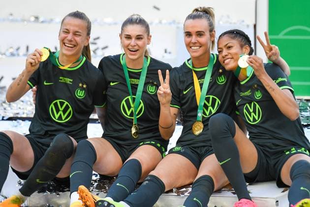 Sport Themen der Woche KW20 Sport Bilder des Tages Fußball I Frauen I Saison 2022-2023 I DFB-Pokal Frauen I Finale I VfL Wolfsburg - SC Freiburg I 18.05.2023 Lisa Weiß (30, VfL Wolfsburg), Jule Brand (29, VfL Wolfsburg), Jill Roord (14, VfL Wolfsburg) und Sveindis Jane Jonsdottir (23, VfL Wolfsburg) jubeln nach Gewinn des DFB Pokals mit Goldmedaille um den Hals Köln RheinEnergieSTADION Nordrhein-Westfalen Deutschland *** Soccer I Women I Season 2022 2023 I DFB Pokal Women I Final I VfL Wolfsburg SC Freiburg I 18 05 2023 Lisa Weiß 30, VfL Wolfsburg , Jule Brand 29, VfL Wolfsburg , Jill Roord 14, VfL Wolfsburg and Sveindis Jane Jonsdottir 23, VfL Wolfsburg cheer after winning the DFB Cup with gold medal around their necks Cologne RheinEnergieSTADION North Rhine Westphalia Germany Copyright: xLobeca InesxHähnelx