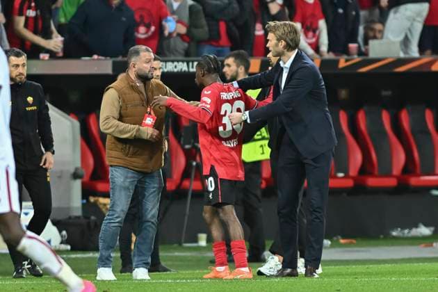 Jeremie Frimpong ( 30, Bayer 04 Leverkusen) flipt nach Schlusspfiff aus und muss von Sportdirektor Simon Rolfes zurückgehalten werden 18.05.2023 Fussball Europa League, Bayer 04 Leverkusen vs AS Rom, BayArena, Leverkusen, NRW Germany