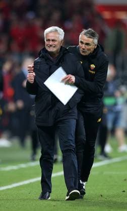 18.05.2023, Fussball UEFA Europa League 2022 2023, Halbfinale, Bayer 04 Leverkusen - AS Roma, in der BayArena Leverkusen Schlussjubel Trainer Jose Mourinho (li., AS Rom)