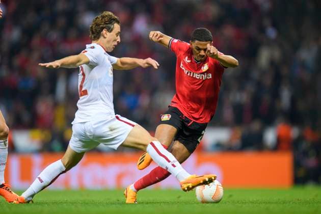 Fußball: Europa League, Saison 2022 2023, Halbfinale, Bayer 04 Leverkusen - AS Rom am 18.05.2023 in Leverkusen (Nordrhein-Westfalen). Rom™s Rick Karsdorp im Zweikampf mit Leverkusen s Amine Adli Copyright: xChristopherxNeundorfx xKirchnerxMediax