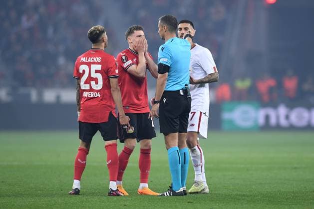 Fußball Europa League Halbfinale Bayer 04 Leverkusen - AS Rom am 18.05.2023 in der BayArena in Leverkusen V.l.n.r.: Exequiel Palacios ( Leverkusen ), Florian Wirtz ( Leverkusen ), FIFA-Schiedsrichter Slavko Vincic, Lorenzo Pellegrini ( Rom )
