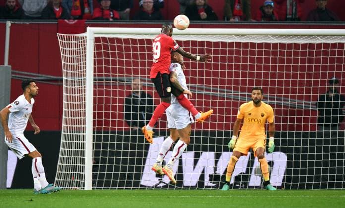 Fussball, Europa League, Deutschland, Herren, Saison 2022 2023, Halbfinale Rückspiel, BayArena Leverkusen, Bayer Leverkusen - AS Rom; Torchance Moussa Diaby (LEV) gegen Rui Patricio (ASR). Aktion UEFA REGULATIONS PROHIBIT ANY USE OF PHOTOGRAPHS AS IMAGE SEQUENCES AND OR QUASI-VIDEO