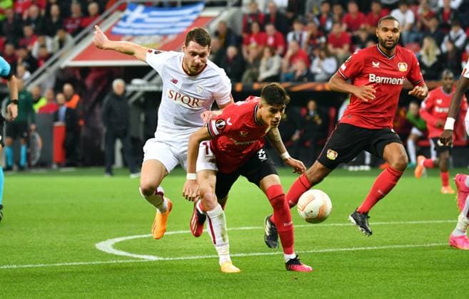 Fussball, Europa League, Deutschland, Herren, Saison 2022 2023, Halbfinale Rückspiel, BayArena Leverkusen, Bayer Leverkusen - AS Rom; Andrea Belotti (ASR), Piero Hincapie (LEV). Aktion UEFA REGULATIONS PROHIBIT ANY USE OF PHOTOGRAPHS AS IMAGE SEQUENCES AND OR QUASI-VIDEO