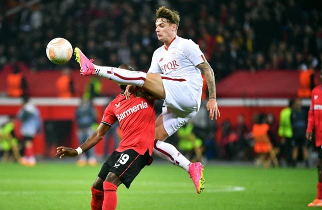 Fussball, Europa League, Deutschland, Herren, Saison 2022 2023, Halbfinale Rückspiel, BayArena Leverkusen, Bayer Leverkusen - AS Rom; Nicola Zalewski (ASR), Moussa Diaby (LEV). Aktion UEFA REGULATIONS PROHIBIT ANY USE OF PHOTOGRAPHS AS IMAGE SEQUENCES AND OR QUASI-VIDEO
