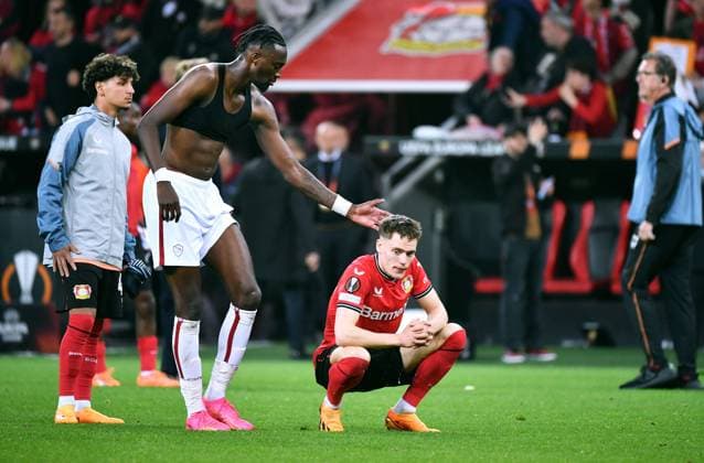 Sport Bilder des Tages Fussball, Europa League, Deutschland, Herren, Saison 2022 2023, Halbfinale Rückspiel, BayArena Leverkusen, Bayer Leverkusen - AS Rom 0:0; Florian Wirtz (LEV) enttäuscht nach Spielende. Enttäuschung, Frust, Aktion. UEFA REGULATIONS PROHIBIT ANY USE OF PHOTOGRAPHS AS IMAGE SEQUENCES AND OR QUASI-VIDEO