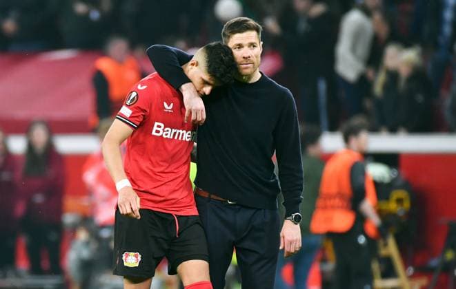 Sport Bilder des Tages Fussball, Europa League, Deutschland, Herren, Saison 2022 2023, Halbfinale Rückspiel, BayArena Leverkusen, Bayer Leverkusen - AS Rom 0:0; Cheftrainer Xabi Alonso (LEV) und Piero Hincapie (LEV) enttäuscht nach Spielende. Enttäuschung, Frust, Aktion. UEFA REGULATIONS PROHIBIT ANY USE OF PHOTOGRAPHS AS IMAGE SEQUENCES AND OR QUASI-VIDEO