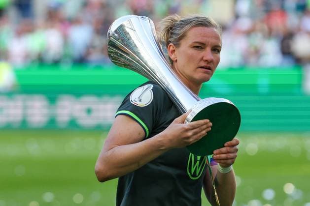 Bilder des Jahres 2023, Sport 05 Mai Sport Themen der Woche KW20 Sport Bilder des Tages DFB Pokalfinale der Damen - VfL Wolfsburg - SC Freiburg am 18.05.2023 im RheinEnergieStadion in Köln Alexandra Popp (Wolfsburg 11) mit dem Pokal *** DFB Womens Cup Final VfL Wolfsburg SC Freiburg on 18 05 2023 at RheinEnergieStadion in Cologne Alexandra Popp Wolfsburg 11 with the cup MH