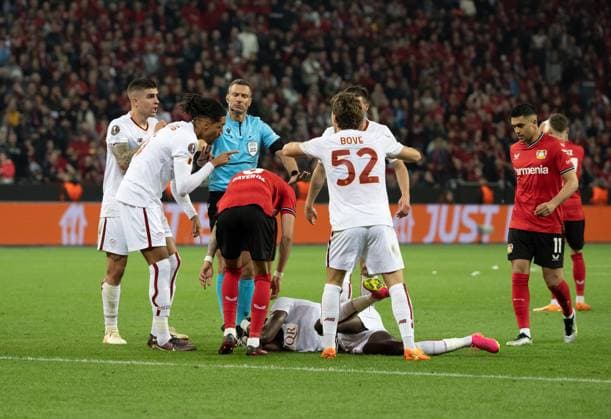 18.05.2023, xsltx, Fussball UEFA Europa League, Bayer 04 Leverkusen - AS Rom emspor, v.l. Ständige Diskussionen in der Schlussphase des Spiels (DFL DFB REGULATIONS PROHIBIT ANY USE OF PHOTOGRAPHS as IMAGE SEQUENCES and or QUASI-VIDEO) Leverkusen