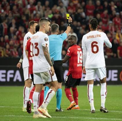 18.05.2023, xsltx, Fussball UEFA Europa League, Bayer 04 Leverkusen - AS Rom emspor, v.l. Slavko VinÄiÄ‡ (Schiedsrichter) zeigt Moussa Diaby (Bayer 04 Leverkusen) die gelbe Karte (DFL DFB REGULATIONS PROHIBIT ANY USE OF PHOTOGRAPHS as IMAGE SEQUENCES and or QUASI-VIDEO) Leverkusen
