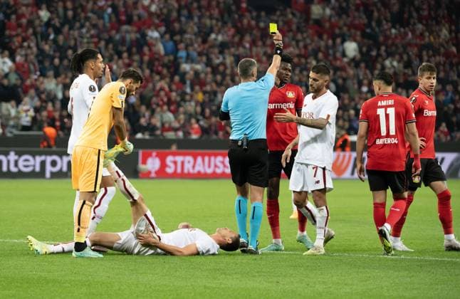 18.05.2023, xsltx, Fussball UEFA Europa League, Bayer 04 Leverkusen - AS Rom emspor, v.l. Chris Smalling (AS Rom), Rui Patricio (AS Rom), Nemanja Matic (AS Rom), Slavko VinÄić (Schiedsrichter) zeigt Edmond Tapsoba (Bayer 04 Leverkusen) die gelbe Karte, Lorenzo Pellegrini (AS Rom), Nadiem Amiri (Bayer 04 Leverkusen), Adam Hlozek (Bayer 04 Leverkusen) (DFL DFB REGULATIONS PROHIBIT ANY USE OF PHOTOGRAPHS as IMAGE SEQUENCES and or QUASI-VIDEO) Leverkusen