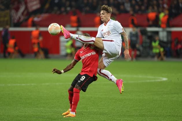 Europa League - Bayer 04 Leverkusen - AS Rom am 18.05.2023 in der BayArena in Leverkusen Moussa Diaby (Leverkusen 19) gegen Nicola Zalewski (Roma 59)