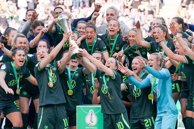 Sport Themen der Woche KW20 Sport Bilder des Tages Cologne, Germany, 18th May 2023: Players of VFL Wolfsburg celebrate their victory of the Final and captain Alexandra Popp (11 Wolfsburg) lifts the trophy during the DFB Pokal Final football match between VFL Wolfsburg and SC Freiburg at RheinEnergieSTADION in Cologne, Germany. (Daniela Porcelli SPP)  Copyright: xDanielaxPorcellix xSPPx spp-en-DaPoSp-20230518-DP208684
