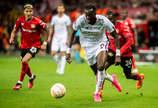 18.05.2023, GER, Fußball, Herren, UEFA, Fußball Europa League, Halbfinale, Rückspiel, Saison 2022 2023, TSV Bayer 04 Leverkusen - AS Rom (0:0) Tammy Abraham (AS Rom, vorne) gegen Jeremie Frimpong (TSV Bayer 04 Leverkusen, re.) Leverkusen BayArena Nordrhein-Westfalen Deutschland