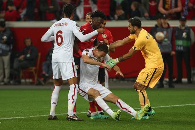 Europa League - Bayer 04 Leverkusen - AS Rom am 18.05.2023 in der BayArena in Leverkusen Edmond Tapsoba (Leverkusen 12) hilft Nemanja Matic (Roma 8) auf um ein Zeitspiel zu verhindern