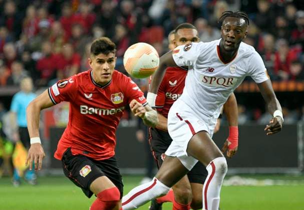 BayArena Leverkusen, 18.5.2023 Fussball Europa League Halbfinale Rückspiel Bayer 04 Leverkusen (B04, rot) vs AS Roma (ASR, weiss) Piero Hincapie (B04), Tammy Abraham (ASR) UEFA REGULATIONS PROHIBIT ANY USE OF PHOTOGRAPHS AS IMAGE SEQUENCES AND OR QUASI-VIDEO