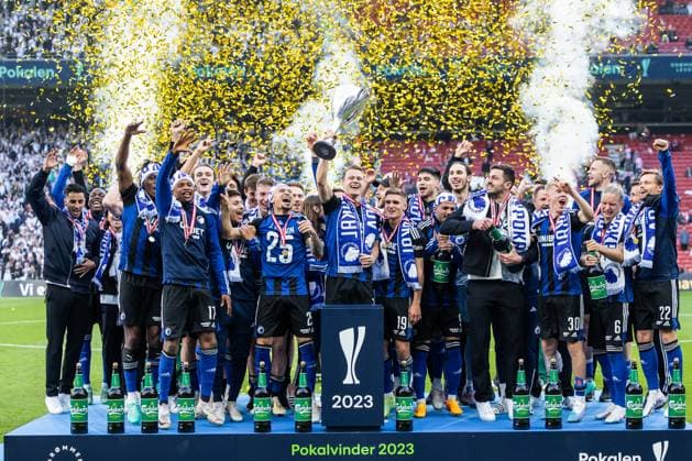 Sport Themen der Woche KW20 Sport Bilder des Tages FC Copenhagen win the Danish Cup final 2022-23, Copenhagen, Denmark Copenhagen, Denmark. 18th, May 2023. Captain Viktor Claesson (7) of FC Copenhagen can raise the trophy as the winner of the Danish cup final between Aalborg Boldklub and FC Copenhagen at Parken in Copenhagen. Copenhagen Denmark  Copyright: xGonzalesxPhoto DejanxObretkovicx