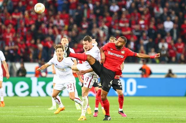 Jonathan Tah (Bayer 04 Leverkusen) gegen Andrea Belotti (AS Roma), Bayer 04 Leverkusen vs. AS Roma, Fussball, Europaleague, Halbfinale, Rueckspiel, Spielzeit 2022 2023, 18.05.2023 Foto: kolbert-press Ant Palmer Leverkusen NRW Deutschland