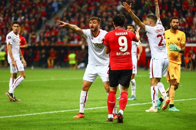 Bryan Cristante (AS Roma) und Roma Spielern protestieren die Entscheidung von Schiedsrichterassistenten TomaÅ¾ KlanÄnik, Bayer 04 Leverkusen vs. AS Roma, Fussball, Europaleague, Halbfinale, Rueckspiel, Spielzeit 2022 2023, 18.05.2023 Foto: kolbert-press Ant Palmer Leverkusen NRW Deutschland