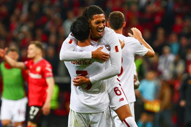 Roger Ibanez (AS Roma) und Chris Smalling (AS Roma) Feiern nach dem Sieg gegen Bayer Leverkusen, Bayer 04 Leverkusen vs. AS Roma, Fussball, Europaleague, Halbfinale, Rueckspiel, Spielzeit 2022 2023, 18.05.2023 Foto: kolbert-press Ant Palmer Leverkusen NRW Deutschland