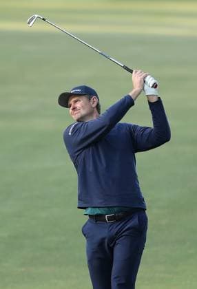 Justin Rose watches his second shot on the 9th hole during the first round of the 2023 PGA, Golf Herren Championship at Oakwood Country Club in Rochester,New York on Thursday, May 18, 2023.  PGA20230518131 AARONxJOSEFCZYK