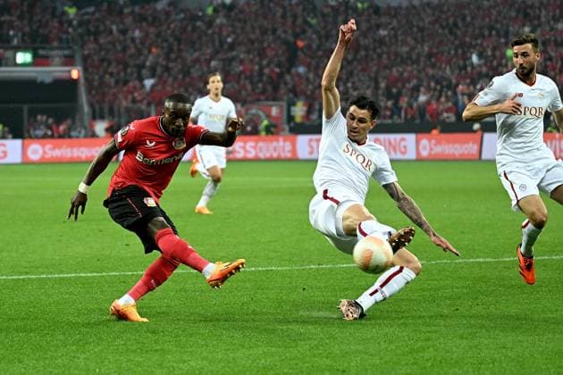 18.05.2023, xjhx, Fussball UEFA Europa League, Bayer 04 Leverkusen - AS Rom emspor, v.l. Moussa Diaby (Bayer Leverkusen) Leonardo Spinazzola (AS Rom) Zweikampf, Aktion, action, battle for the ball (UEFA REGULATIONS PROHIBIT ANY USE OF PHOTOGRAPHS as IMAGE SEQUENCES and or QUASI-VIDEO) Leverkusen