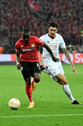 18.05.2023, xjhx, Fussball UEFA Europa League, Bayer 04 Leverkusen - AS Rom emspor, v.l. Moussa Diaby (Bayer Leverkusen) Leonardo Spinazzola (AS Rom) Zweikampf, Aktion, action, battle for the ball (UEFA REGULATIONS PROHIBIT ANY USE OF PHOTOGRAPHS as IMAGE SEQUENCES and or QUASI-VIDEO) Leverkusen