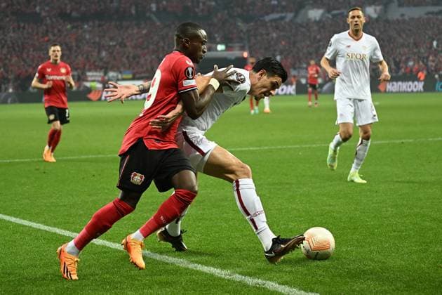 18.05.2023, xjhx, Fussball UEFA Europa League, Bayer 04 Leverkusen - AS Rom emspor, v.l. Moussa Diaby (Bayer Leverkusen) Leonardo Spinazzola (AS Rom) Zweikampf, Aktion, action, battle for the ball (UEFA REGULATIONS PROHIBIT ANY USE OF PHOTOGRAPHS as IMAGE SEQUENCES and or QUASI-VIDEO) Leverkusen