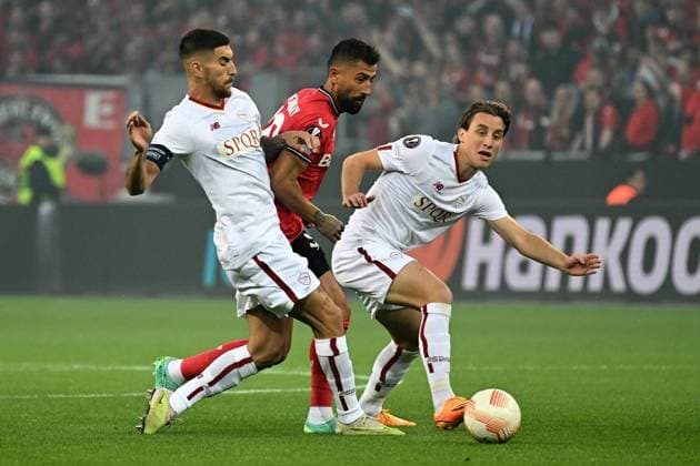 18.05.2023, xjhx, Fussball UEFA Europa League, Bayer 04 Leverkusen - AS Rom emspor, v.l. Lorenzo Pellegrini (AS Rom) Kerem Demirbay (Bayer Leverkusen) Edoardo Bove (AS Rom) Zweikampf, Aktion, action, battle for the ball (UEFA REGULATIONS PROHIBIT ANY USE OF PHOTOGRAPHS as IMAGE SEQUENCES and or QUASI-VIDEO) Leverkusen