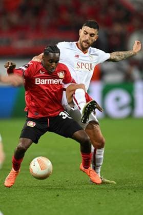18.05.2023, xjhx, Fussball UEFA Europa League, Bayer 04 Leverkusen - AS Rom emspor, v.l. Jeremie Frimpong (Bayer Leverkusen) Lorenzo Pellegrini (AS Rom) Zweikampf, Aktion, action, battle for the ball (UEFA REGULATIONS PROHIBIT ANY USE OF PHOTOGRAPHS as IMAGE SEQUENCES and or QUASI-VIDEO) Leverkusen