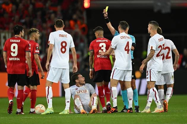 18.05.2023, xjhx, Fussball UEFA Europa League, Bayer 04 Leverkusen - AS Rom emspor, v.l. Schiedsrichter Referee Slavko Vincic (SVN) zeigt Piero Hincapie (Bayer Leverkusen) die gelbe Karte (UEFA REGULATIONS PROHIBIT ANY USE OF PHOTOGRAPHS as IMAGE SEQUENCES and or QUASI-VIDEO) Leverkusen