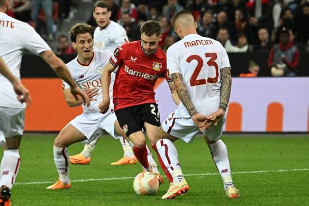 18.05.2023, xjhx, Fussball UEFA Europa League, Bayer 04 Leverkusen - AS Rom emspor, v.l. Florian Wirtz (Bayer Leverkusen) Gianluca Mancini (AS Rom) Zweikampf, Aktion, action, battle for the ball (UEFA REGULATIONS PROHIBIT ANY USE OF PHOTOGRAPHS as IMAGE SEQUENCES and or QUASI-VIDEO) Leverkusen