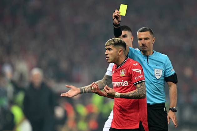 18.05.2023, xjhx, Fussball UEFA Europa League, Bayer 04 Leverkusen - AS Rom emspor, v.l. Schiedsrichter Referee Slavko Vincic (SVN) zeigt Exequiel Palacios (Bayer Leverkusen) die gelbe Karte (UEFA REGULATIONS PROHIBIT ANY USE OF PHOTOGRAPHS as IMAGE SEQUENCES and or QUASI-VIDEO) Leverkusen