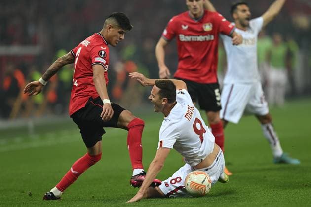 18.05.2023, xjhx, Fussball UEFA Europa League, Bayer 04 Leverkusen - AS Rom emspor, v.l. Piero Hincapie (Bayer Leverkusen) Nemanja Matic (AS Rom) Zweikampf, Aktion, action, battle for the ball (UEFA REGULATIONS PROHIBIT ANY USE OF PHOTOGRAPHS as IMAGE SEQUENCES and or QUASI-VIDEO) Leverkusen