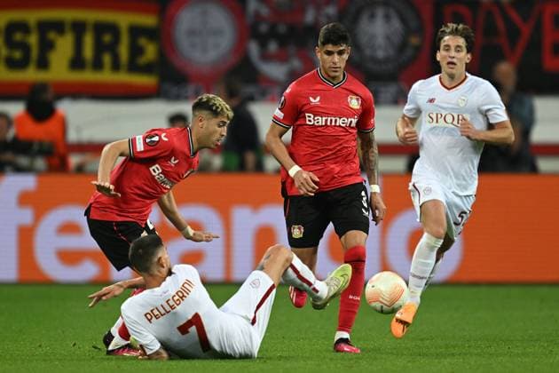 18.05.2023, xjhx, Fussball UEFA Europa League, Bayer 04 Leverkusen - AS Rom emspor, v.l. Exequiel Palacios (Bayer Leverkusen) Lorenzo Pellegrini (AS Rom) Roger Ibanez (AS Rom) Zweikampf, Aktion, action, battle for the ball (UEFA REGULATIONS PROHIBIT ANY USE OF PHOTOGRAPHS as IMAGE SEQUENCES and or QUASI-VIDEO) Leverkusen