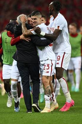 18.05.2023, xjhx, Fussball UEFA Europa League, Bayer 04 Leverkusen - AS Rom emspor, v.l. Jubel Freude ueber den Einzug in das Finale bei AS Rom TrainerJose Mourinho (AS Rom) Gianluca Mancini (AS Rom) Tammy Abraham (AS Rom) (UEFA REGULATIONS PROHIBIT ANY USE OF PHOTOGRAPHS as IMAGE SEQUENCES and or QUASI-VIDEO) Leverkusen