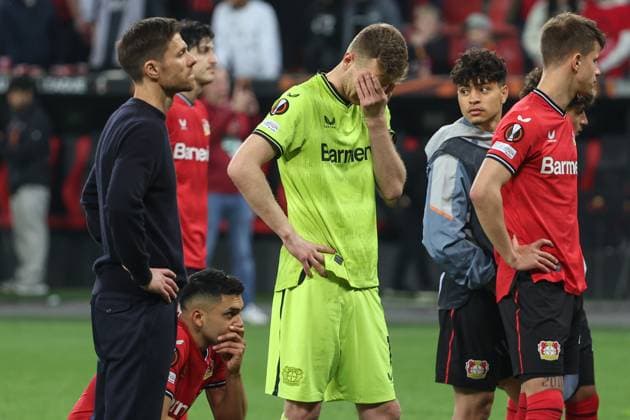 Sport Bilder des Tages Europa League - Bayer 04 Leverkusen - AS Rom am 18.05.2023 in der BayArena in Leverkusen Die Mannschaft von Bayer Leverkusen ist unzufrieden, enttäuscht, enttaeuscht, niedergeschlagen - hier mit Trainer Xabi Alonso (Leverkusen) und Torwart Lukas Hradecky (Leverkusen 1)