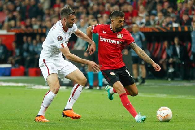 Bryan CRISTANTE (AS Rom, 4), Kerem DEMIRBAY (Bayer 04 Leverkusen, 10). Leverkusen, Fussball UEFA Europa League Halbfinale, Bayer 04 Leverkusen - AS Rom, 18.05.2023, BayArena, Leverkusen. UEFA regulations prohibit any use of photographs as image sequences and or quasi-video Â