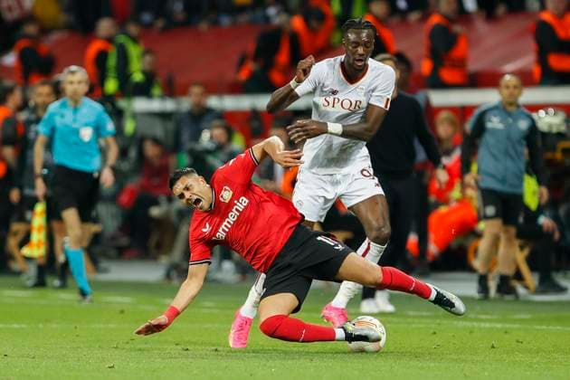 Tammy ABRAHAM (AS Rom, 9) foult Nadiem AMIRI (Bayer 04 Leverkusen, 11). Leverkusen, Fussball UEFA Europa League Halbfinale, Bayer 04 Leverkusen - AS Rom, 18.05.2023, BayArena, Leverkusen. UEFA regulations prohibit any use of photographs as image sequences and or quasi-video Â