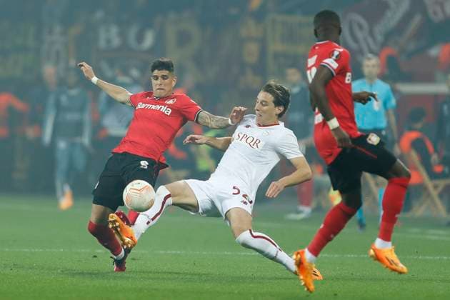 Piero HINCAPIE (Bayer 04 Leverkusen, 3) im Zweikampf mit Edoardo BOVE (AS Rom, 52). Leverkusen, Fussball UEFA Europa League Halbfinale, Bayer 04 Leverkusen - AS Rom, 18.05.2023, BayArena, Leverkusen. UEFA regulations prohibit any use of photographs as image sequences and or quasi-video Â