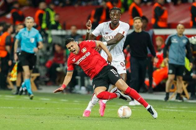 Tammy ABRAHAM (AS Rom, 9) foult Nadiem AMIRI (Bayer 04 Leverkusen, 11). Leverkusen, Fussball UEFA Europa League Halbfinale, Bayer 04 Leverkusen - AS Rom, 18.05.2023, BayArena, Leverkusen. UEFA regulations prohibit any use of photographs as image sequences and or quasi-video Â