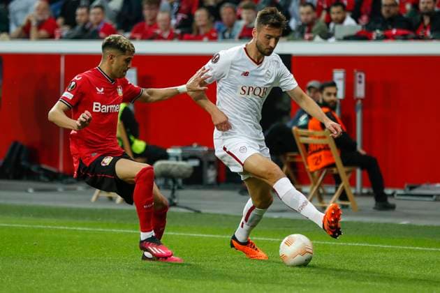 Bryan CRISTANTE (AS Rom, 4), Exequiel PALACIOS (Bayer 04 Leverkusen, 25). Leverkusen, Fussball UEFA Europa League Halbfinale, Bayer 04 Leverkusen - AS Rom, 18.05.2023, BayArena, Leverkusen. UEFA regulations prohibit any use of photographs as image sequences and or quasi-video Â
