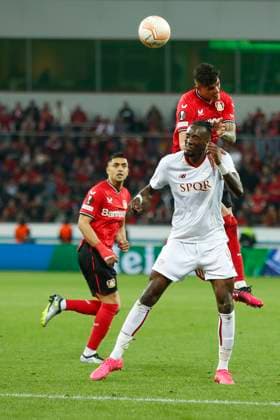 Tammy ABRAHAM (AS Rom, 9) im Zweikampf mit Piero HINCAPIE (Bayer 04 Leverkusen, 3). Leverkusen, Fussball UEFA Europa League Halbfinale, Bayer 04 Leverkusen - AS Rom, 18.05.2023, BayArena, Leverkusen. UEFA regulations prohibit any use of photographs as image sequences and or quasi-video Â