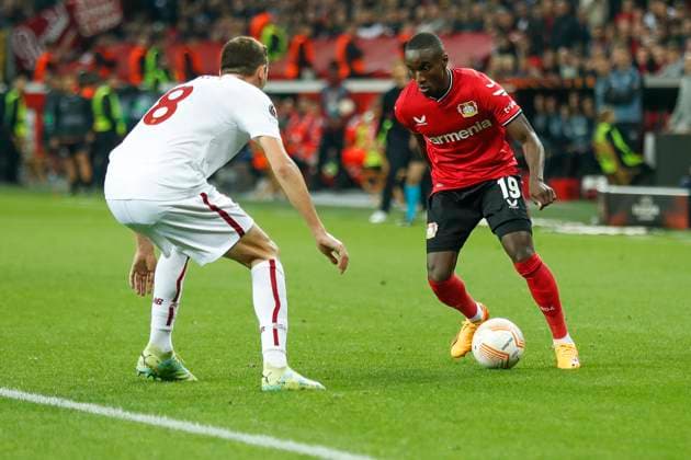 Moussa DIABY (Bayer 04 Leverkusen, 19), Nemanja MATIC (AS Rom, 8). Leverkusen, Fussball UEFA Europa League Halbfinale, Bayer 04 Leverkusen - AS Rom, 18.05.2023, BayArena, Leverkusen. UEFA regulations prohibit any use of photographs as image sequences and or quasi-video Â
