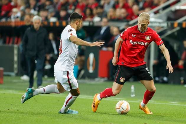 Mitchel BAKKER (Bayer 04 Leverkusen, 5), Zeki CELIK (AS Rom, 19). Leverkusen, Fussball UEFA Europa League Halbfinale, Bayer 04 Leverkusen - AS Rom, 18.05.2023, BayArena, Leverkusen. UEFA regulations prohibit any use of photographs as image sequences and or quasi-video Â
